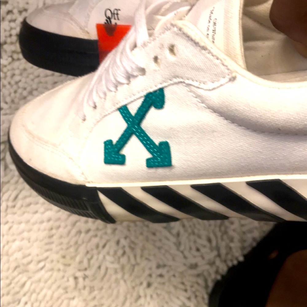 Off white low Vulcanized sneaker